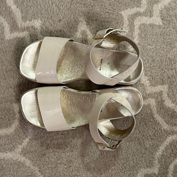 Stylish Cream Patent Browns Sandals, size 37/7 - Picture 5 of 7